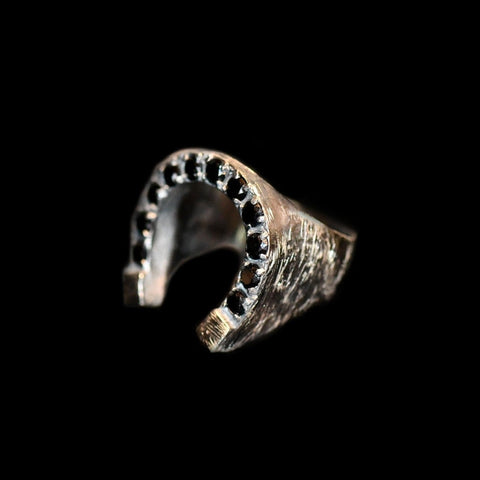 HORSESHOE RING ZIRCONIA NEGRA