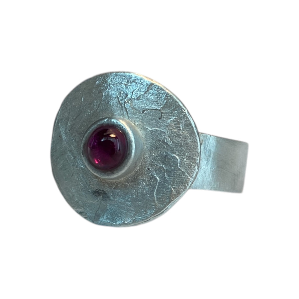 HAMMERED EYE STONE RING