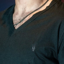 Cargar imagen en el visor de la galería, ICON T-SHIRT CUELLO V NEGRA CABALLERO - Rock and Jewel
