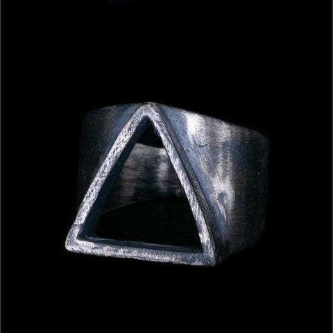 TRIANGLE RING